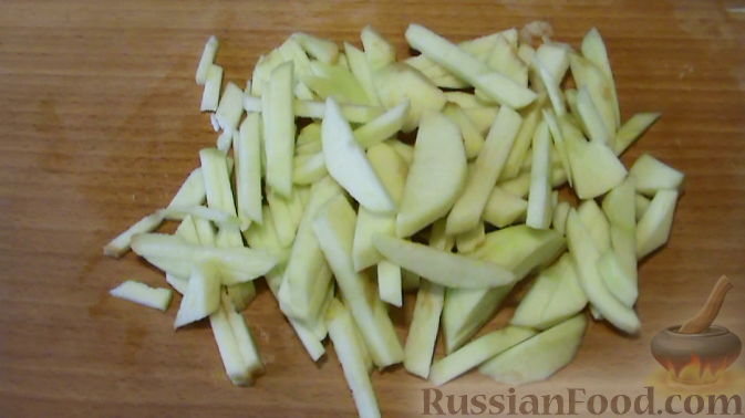 Фото приготовления рецепта: Салат из капусты, с яблоками и сельдереем - шаг №3