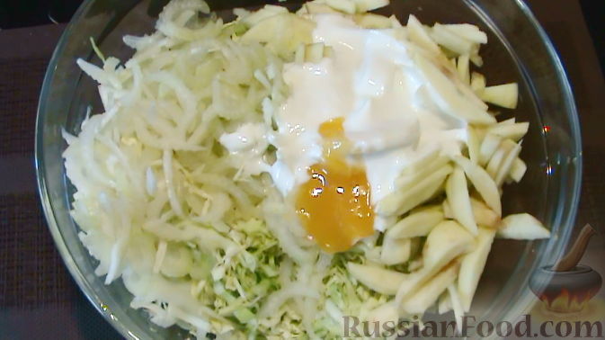 Фото приготовления рецепта: Салат из капусты, с яблоками и сельдереем - шаг №4