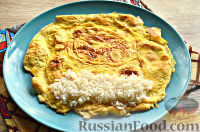 Фото приготовления рецепта: Роллы из яичных блинчиков с рисом и огурцом - шаг №10