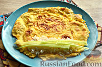 Фото приготовления рецепта: Роллы из яичных блинчиков с рисом и огурцом - шаг №11