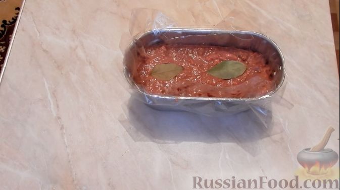 Фото приготовления рецепта: Салат с морепродуктами, сладким перцем, помидорами и красным луком - шаг №9