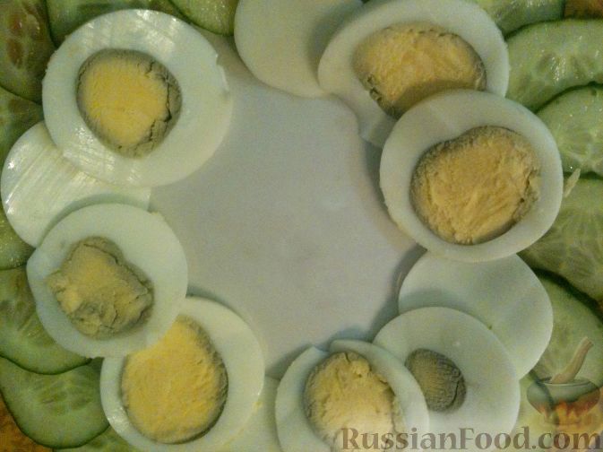 Фото приготовления рецепта: Салат из редьки, огурцов и яиц - шаг №6