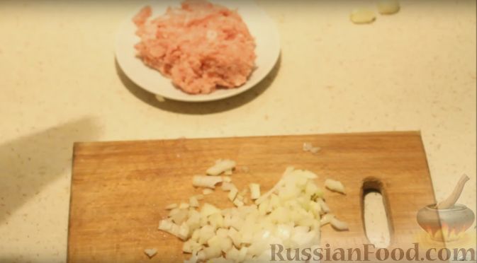 Фото приготовления рецепта: Новогодний слоёный салат "Бычок" с курицей, свежими огурцами и сыром - шаг №2