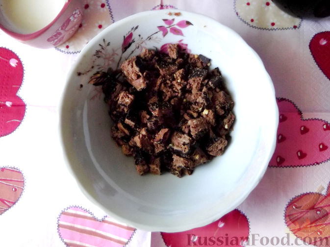 Фото приготовления рецепта: Быстрый клубничный десерт с шоколадным печеньем - шаг №3