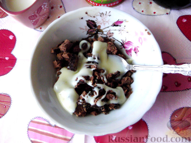 Фото приготовления рецепта: Быстрый клубничный десерт с шоколадным печеньем - шаг №4
