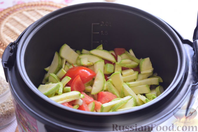 Фото приготовления рецепта: Перловая каша с овощами (в мультиварке) - шаг №6