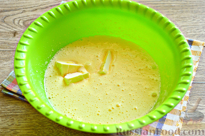 Фото приготовления рецепта: Ванильно-кокосовый кекс с ревенем - шаг №4