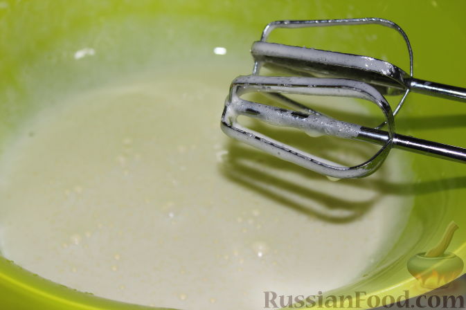 Фото приготовления рецепта: Карамельный кекс на кефире (в мультиварке) - шаг №2