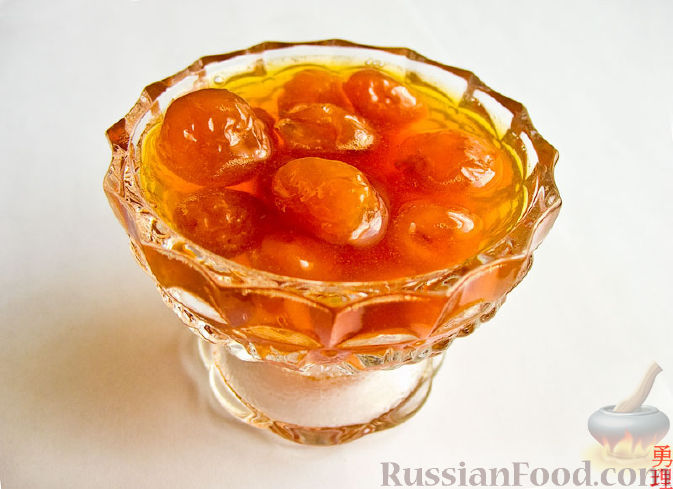 Фото приготовления рецепта: Варенье из белой черешни с апельсиновым соком - шаг №4