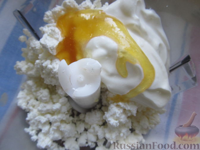 Фото приготовления рецепта: Творожный десерт со смородиной "Ягодное вдохновение" - шаг №2