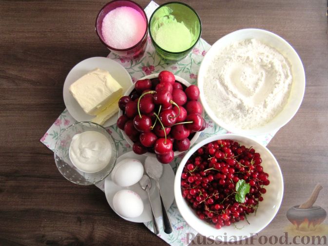 Фото приготовления рецепта: Пирог с черешней и красной смородиной - шаг №1