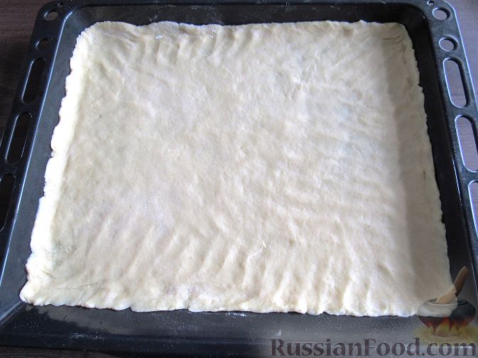 Фото приготовления рецепта: Пирог с черешней и красной смородиной - шаг №9