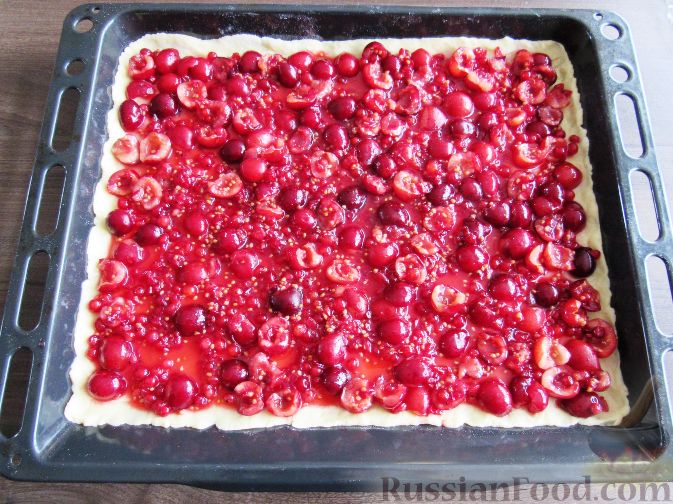 Фото приготовления рецепта: Пирог с черешней и красной смородиной - шаг №10