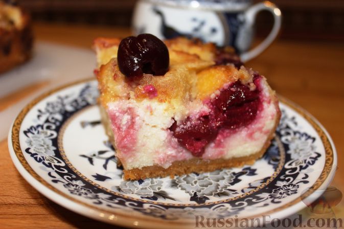 Фото к рецепту: Летний пирог с вишней и нектаринами