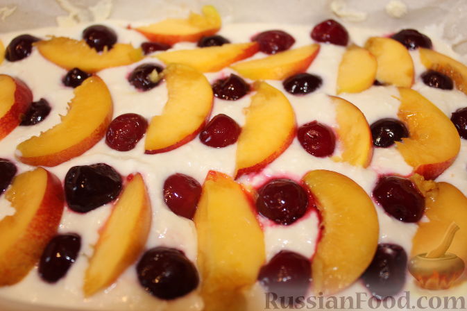 Фото приготовления рецепта: Летний пирог с вишней и нектаринами - шаг №17