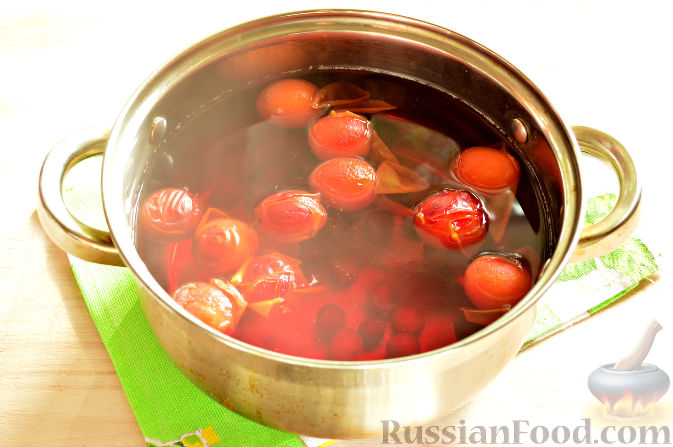 Фото приготовления рецепта: Напиток из красной алычи и вишни - шаг №7