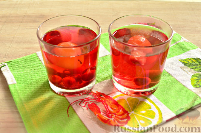 Фото приготовления рецепта: Напиток из красной алычи и вишни - шаг №8