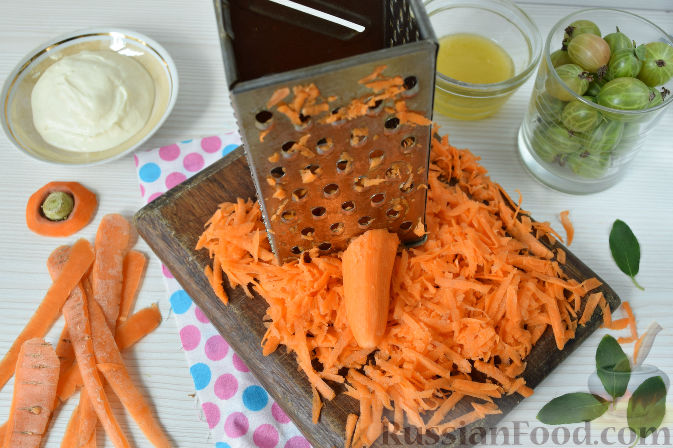 Фото приготовления рецепта: Салат из моркови и крыжовника - шаг №2