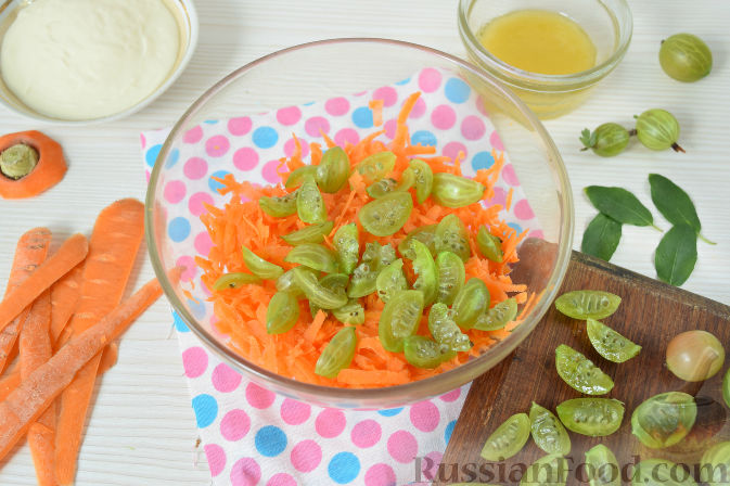 Фото приготовления рецепта: Салат из моркови и крыжовника - шаг №4