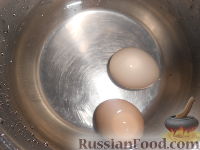 Фото приготовления рецепта: Салат из редиса с огурцами и со сметаной - шаг №2