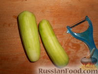 Фото приготовления рецепта: Салат из редиса с огурцами и со сметаной - шаг №3