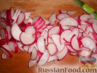 Фото приготовления рецепта: Салат из редиса с огурцами и со сметаной - шаг №6
