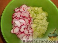 Фото приготовления рецепта: Салат из редиса с огурцами и со сметаной - шаг №7