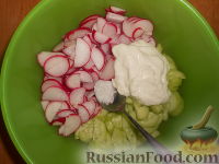 Фото приготовления рецепта: Салат из редиса с огурцами и со сметаной - шаг №8