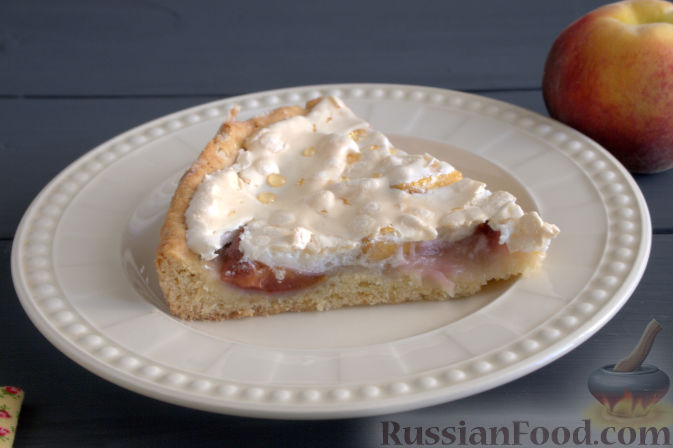Фото к рецепту: Пирог с персиками и безе
