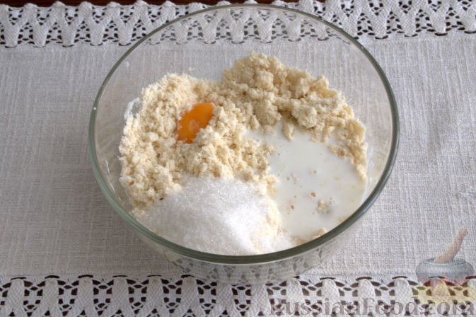 Фото приготовления рецепта: Пирог с персиками и безе - шаг №3