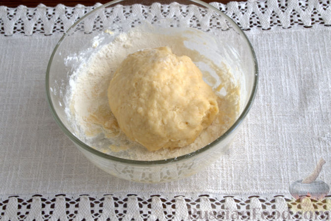 Фото приготовления рецепта: Пирог с персиками и безе - шаг №4