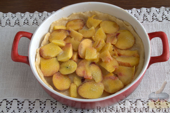 Фото приготовления рецепта: Пирог с персиками и безе - шаг №6