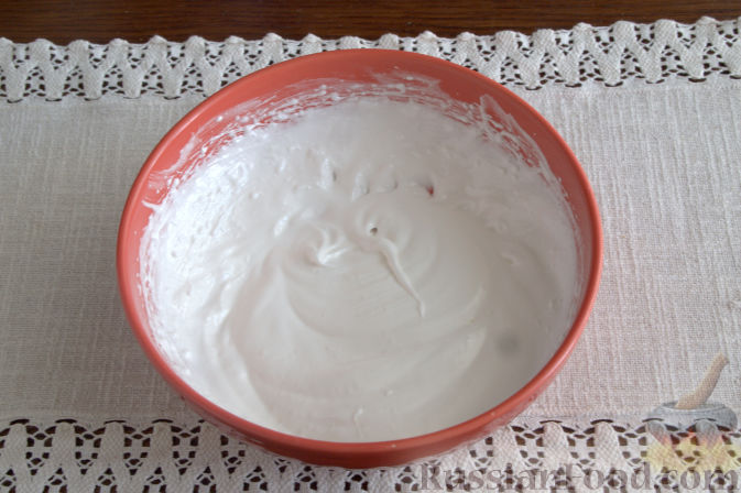 Фото приготовления рецепта: Пирог с персиками и безе - шаг №8