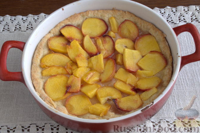 Фото приготовления рецепта: Пирог с персиками и безе - шаг №7