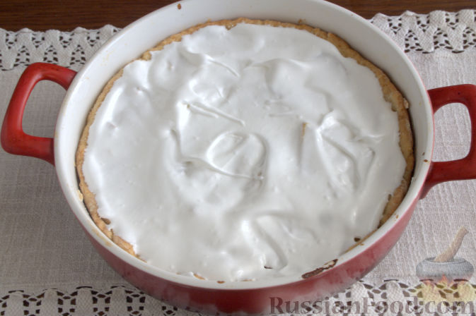 Фото приготовления рецепта: Пирог с персиками и безе - шаг №9