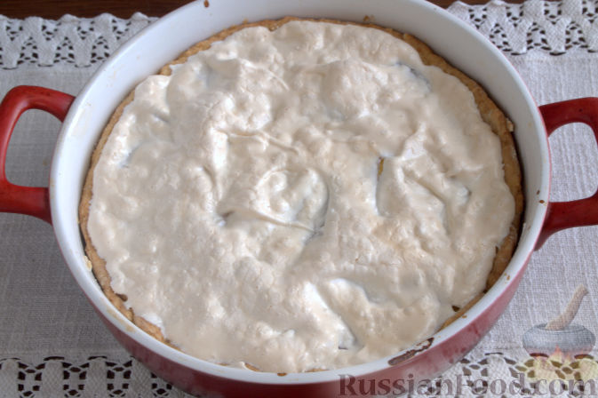 Фото приготовления рецепта: Пирог с персиками и безе - шаг №10