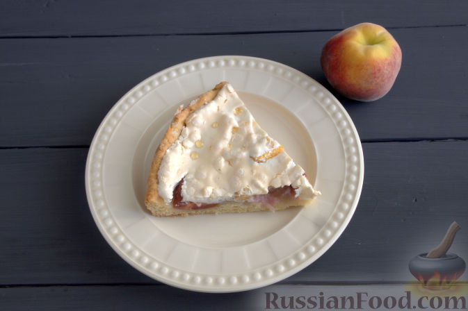 Фото приготовления рецепта: Пирог с персиками и безе - шаг №11
