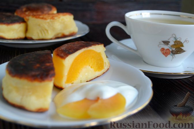 Фото к рецепту: Сырники в духовке, с абрикосовой начинкой