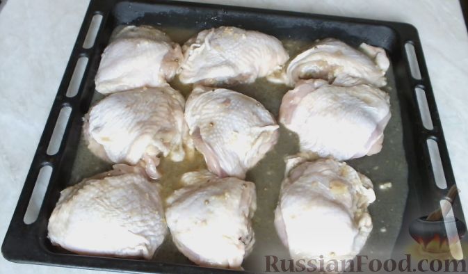 Фото приготовления рецепта: Салат со свёклой, сельдью, картофелем, плавленым сыром и яблоком - шаг №7