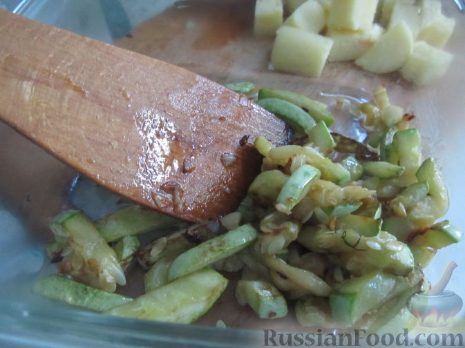 Фото приготовления рецепта: Салат с болгарским перцем, жареным сулугуни и кабачками - шаг №4