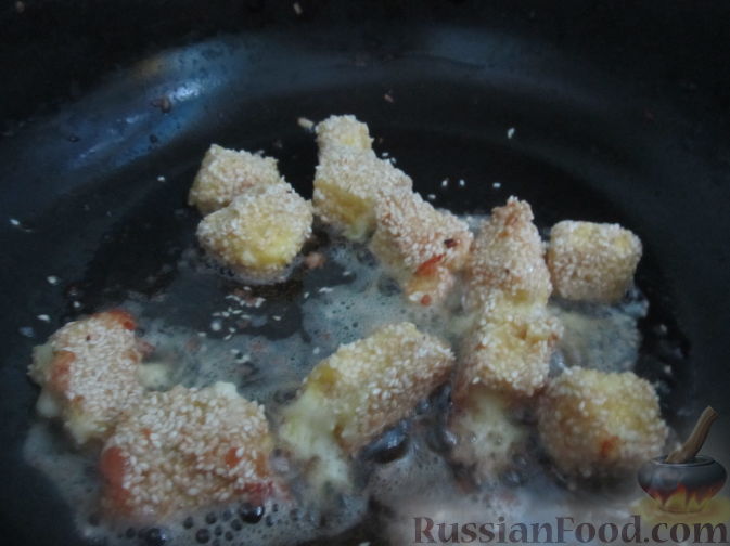 Фото приготовления рецепта: Салат с болгарским перцем, жареным сулугуни и кабачками - шаг №9