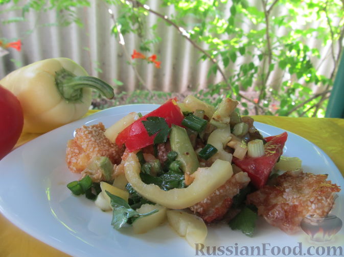 Фото приготовления рецепта: Салат с болгарским перцем, жареным сулугуни и кабачками - шаг №15
