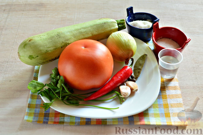 Фото приготовления рецепта: Маринованная закуска из кабачка, помидора и лука - шаг №1