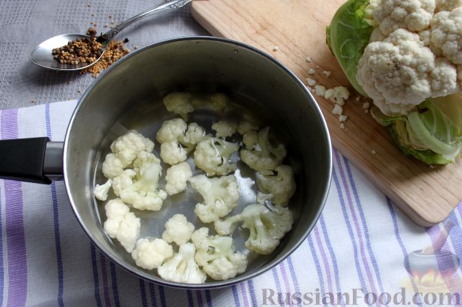 Фото приготовления рецепта: Суп с копченым сыром и вермишелью - шаг №7