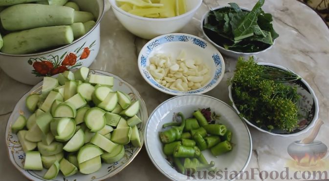 Фото приготовления рецепта: Кабачки, маринованные с ягодами и горошком, на зиму - шаг №1
