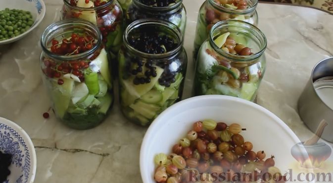 Фото приготовления рецепта: Кабачки, маринованные с ягодами и горошком, на зиму - шаг №4