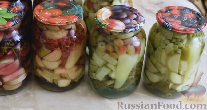 Фото приготовления рецепта: Кабачки, маринованные с ягодами и горошком, на зиму - шаг №7