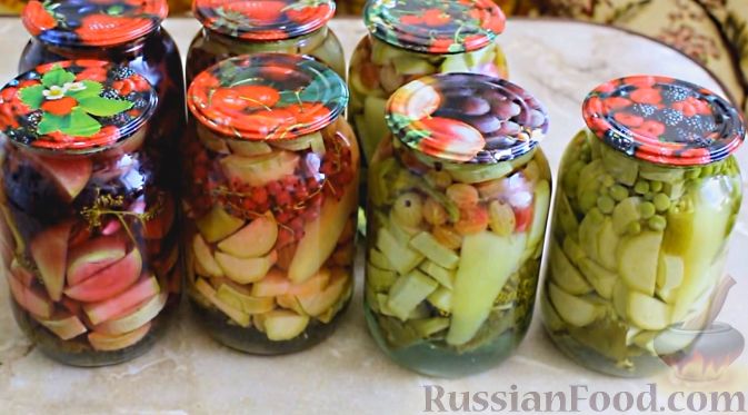 Фото приготовления рецепта: Кабачки, маринованные с ягодами и горошком, на зиму - шаг №8