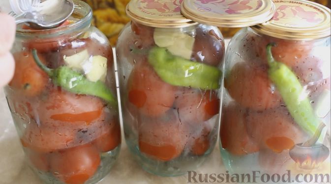 Фото приготовления рецепта: Щи из квашеной капусты с беконом, грибами и томатной пастой - шаг №17