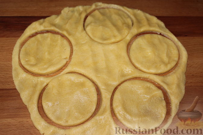 Фото приготовления рецепта: Пирожные "Корзиночки" с вишней и клубникой - шаг №6
